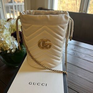 GUCCI Calfskin Matelasse Mini GG Marmont
2.0 Bucket Bag White